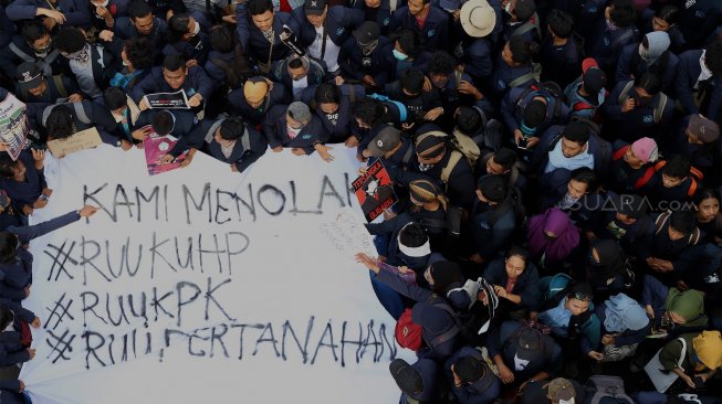 Sejumlah mahasiswa dari berbagai perguruan tinggi melakukan aksi unjuk rasa di depan gedung DPR RI, Jakarta, Senin (23/9). [Suara.com/Angga Budhiyanto]