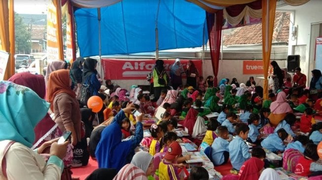 Rayakan HUT ke-20, Alfamart Gelar Lomba Mewarnai