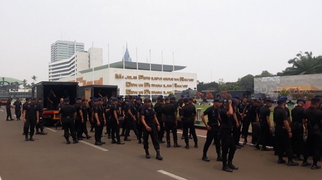 Tunggu Demo Mahasiswa, Pasukan Brimob Sudah Bersiap di DPR