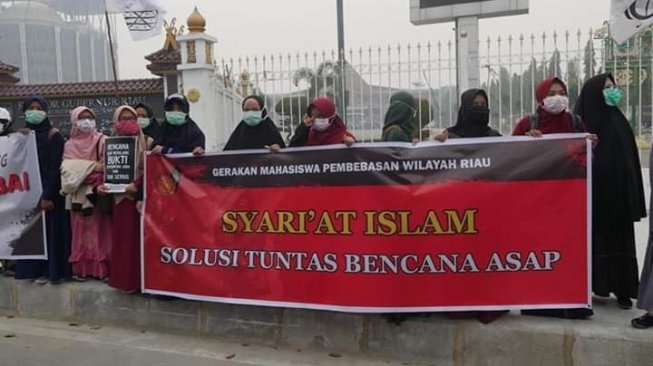 Sekelompok Wanita Promosi Syariat Islam Solusi Bencana Asap, Uki PSI Geram