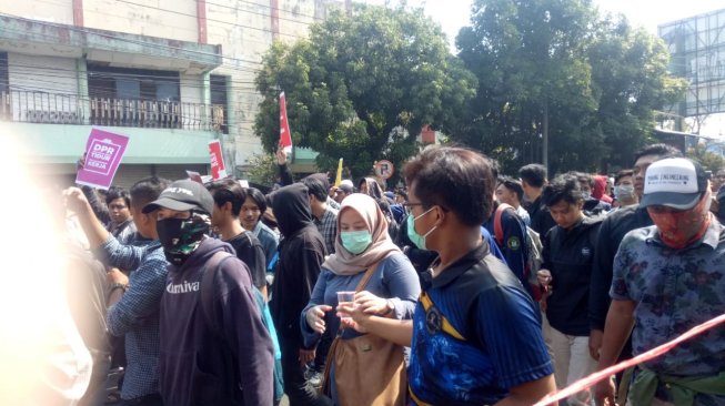 Ribuan mahasiswa turun ke jalan untuk memenuhi aksi yang bertajuk 'Gejayan Memanggil' di pertigaan Colombo, Yogyakarta, Jawa Tengah, Senin (23/9).[Suara.com/Eleonora Padmasta Ekaristi Wijana]
