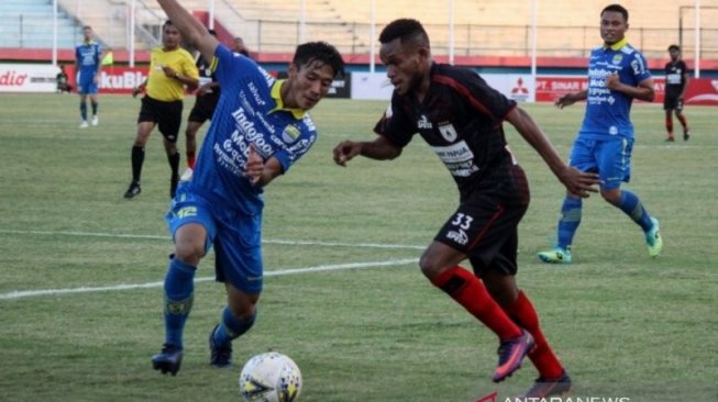 Pesepak bola Persipura Gunansar Mandowen (kedua kanan) mendapat hadangan pemain Persib Bandung Henhen Herdiana (kedua kiri) pada lanjutan Liga 1 2019 di Stadion Gelora Delta Sidoarjo, Jawa Timur, Senin (23/9/2019). (Foto Umarul Faruq) 