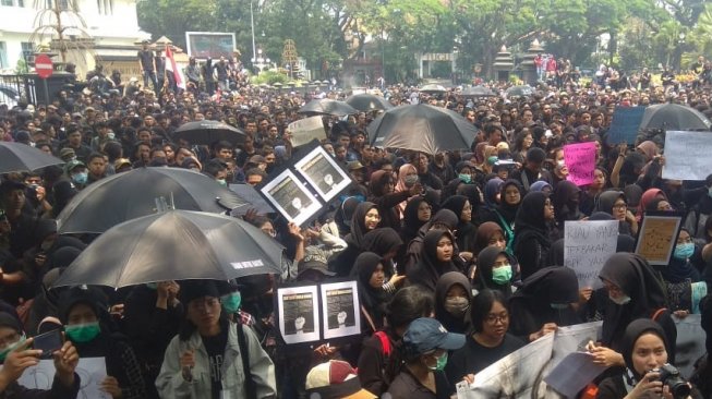 Ribuan Mahasiswa Berbaju Hitam Kepung DPRD Malang: DPR Pekok