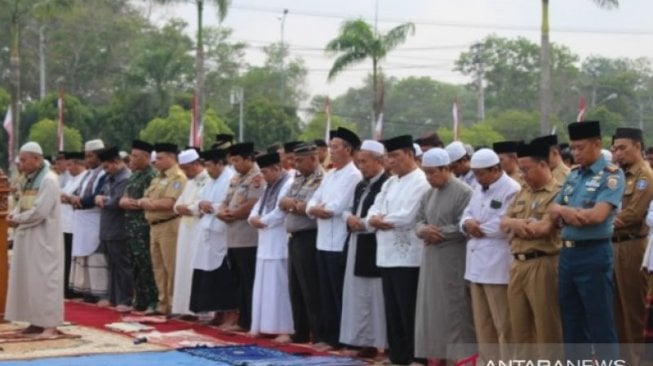 Teror Asap dan Kemarau, PNS Bangka Belitung Bareng TNI Salat Minta Hujan