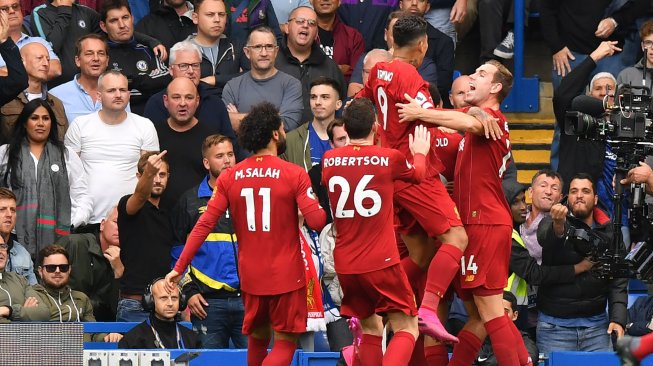 Para pemain Liverpool merayakan gol pertama mereka selama pertandingan sepak bola Liga Inggris antara Chelsea melawan Liverpool di Stamford Bridge, London, Inggris, Minggu (22/9).[OLLY GREENWOOD / AFP]