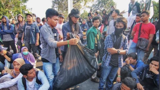 Aksi epik mahasiswa demo Yogyakarta (Twitter @Puthutea)