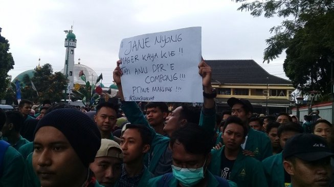 Mahasiswa berbagai universitas menggelar aksi unjuk rasa di Alun-alun Purwokerto, Jateng. (Suara.com/Adam Iyasa).