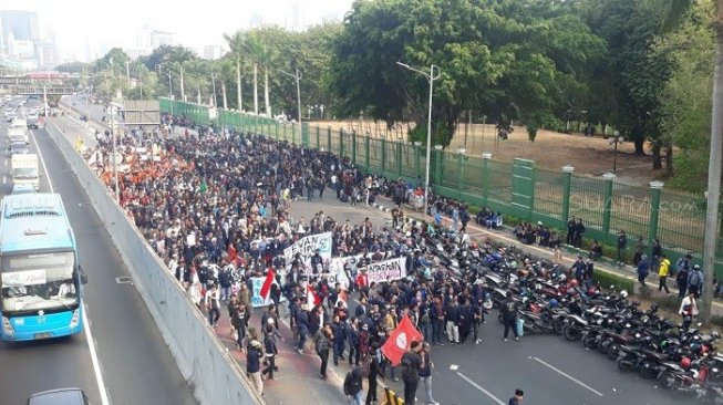 Aksi Mosi Tidak Percaya Membludak, Mahasiswa Tutup Jalan di Depan DPR