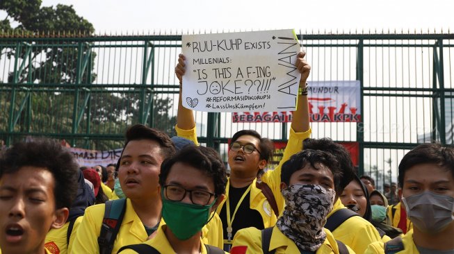 Sejumlah mahasiswa dari berbagai perguruan tinggi melakukan aksi unjuk rasa di depan gedung DPR RI, Jakarta, Senin (23/9). [Suara.com/Angga Budhiyanto]