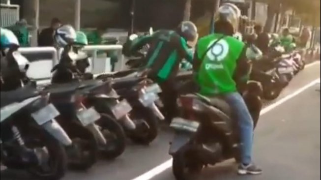 Ojek online parkir di jalur sepeda. (istimewa/screenshot)