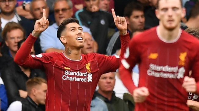 Penyerang Liverpool, Roberto Firmino merayakan golnya ke gawang Chelsea dalam laga pekan keenam Liga Inggris 2019/2020 di Stamford Bridge, London, Inggris, Minggu (22/9/2019) malam WIB. [OLLY GREENWOOD / AFP]