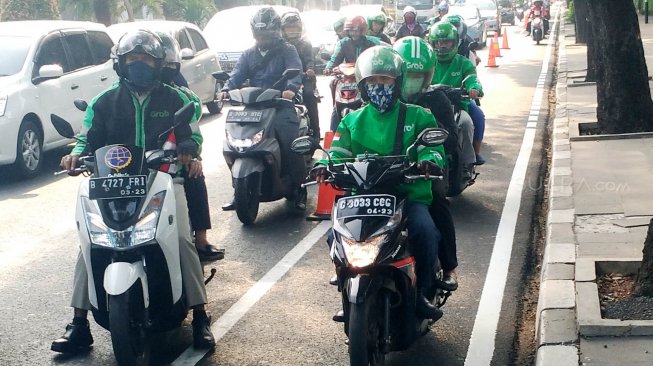 Jalur khusus sepeda di Jalan Imam Bonjol, Jakarta Pusat, diserobot oleh pengendara sepeda motor, Senin (22/9).[Suara.com/Oke Atmaja]