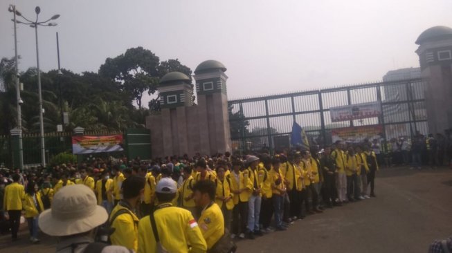 Demo mahasiswa di gedung DPR Senin (23/9). [Suara.com / Adit Rianto]