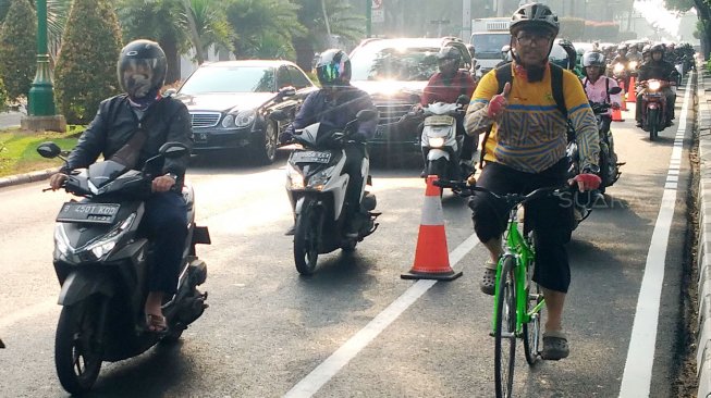 Jalur khusus sepeda di Jalan Imam Bonjol, Jakarta Pusat, diserobot oleh pengendara sepeda motor, Senin (22/9).[Suara.com/Oke Atmaja]