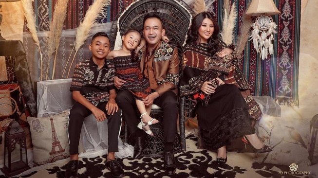 Ruben Onsu dan Sarwendah bersama tiga anaknya. [Instagram Ruben Onsu]