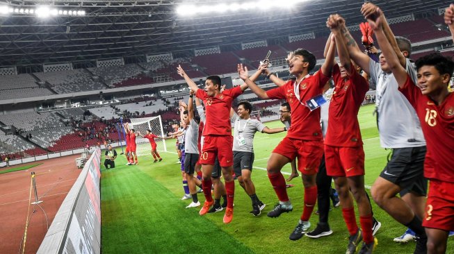 Pemain Timnas Indonesia U-16 melakukan selebrasi usai bermain melawan Timnas China U-16 pada laga kualifikasi Piala AFC U-16 2020 di Stadion Utama Gelora Bung Karno (SUGBK), Senayan, Jakarta, Minggu (22/9/2019). Pertandingan tersebut berakhir dengan skor 0-0. ANTARA FOTO/Galih Pradipta