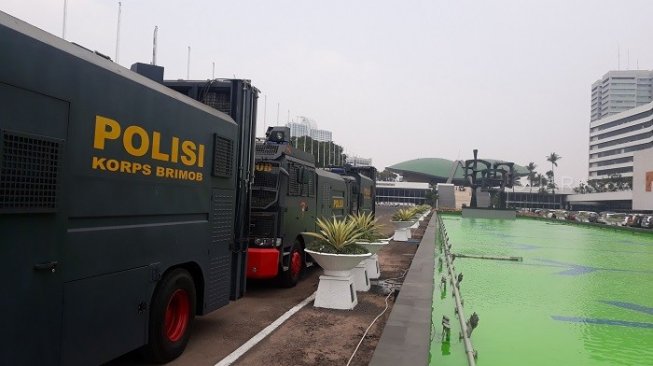 Kendaraan taktis dari Korps Brimob sudah bersiaga di DPR. (Suara.com/Novian).