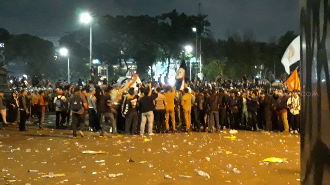 Tendang Gerbang Gedung DPR, Mahasiswa Lempar Botol ke Wartawan dan Polisi