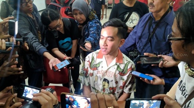 Putra sulung Presiden Joko Widodo (Jokowi), Gibran Rakabuming Raka di Kantor DPC PDIP Solo, Jateng. (Suara.com/Ari Purnomo).