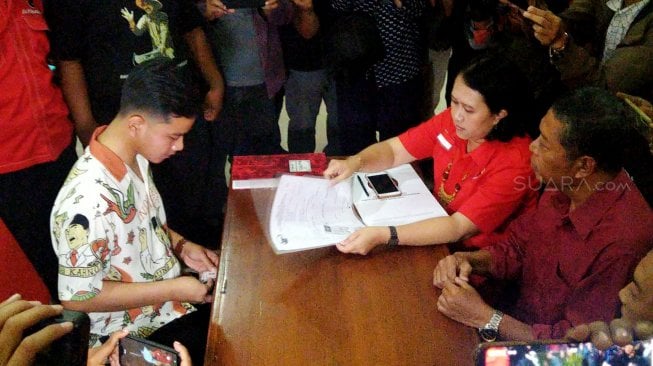 Gibran Rakabuming Raka mengurus pembuatan kartu tanda anggota (KTA) di kantor DPC PDI Perjuangan (PDIP) Jalan Hasanudin nomor 26, Kecamatan Purwosari, Keluruhan Banjarsari, Solo, Jawa tengah Senin (23/9). [Suara.com/Ari Purnomo]