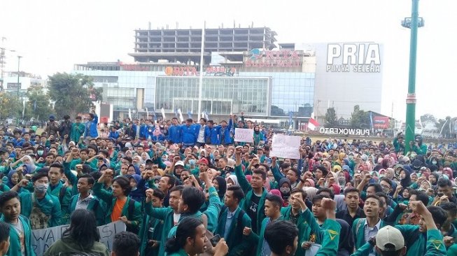 Tolak RUU KPK dan RKUHP, Ribuan Mahasiswa Menyemut di Alun-alun Purwokerto