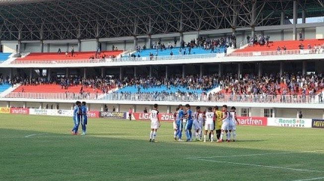 Suasan laga antara PSIM Yogyakarta kontra Madura FC. (Suara.com/Rauhanda)