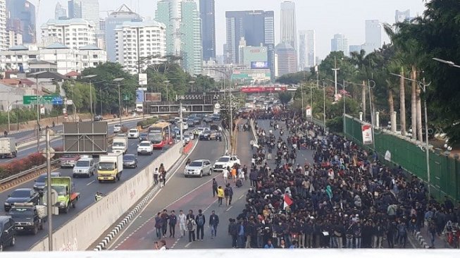 Ribuan mahasiswa saat berdemonstrasi di depan Gedung DPR RI, Senin (23/9). (Suara.com/Novian).