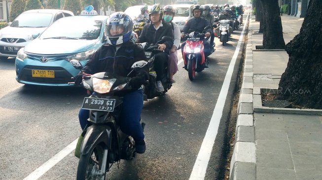 Jalur khusus sepeda di Jalan Imam Bonjol, Jakarta Pusat, diserobot oleh pengendara sepeda motor, Senin (22/9).[Suara.com/Oke Atmaja]