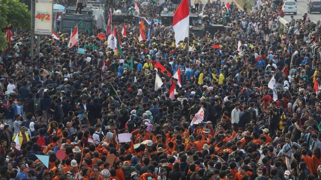 Sejumlah mahasiswa dari berbagai perguruan tinggi melakukan aksi unjuk rasa di depan gedung DPR RI, Jakarta, Senin (23/9). [Suara.com/Angga Budhiyanto]