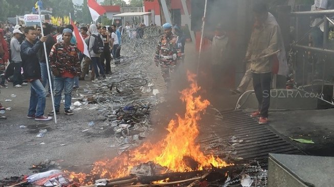 Beringas, Massa Coba Terobos Kawat Berduri: Bakar KPK Sekarang Juga!