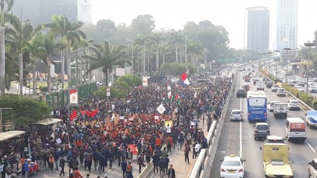 Ribuan mahasiswa saat berdemonstrasi di depan Gedung DPR RI, Senin (23/9). (Suara.com/Novian).