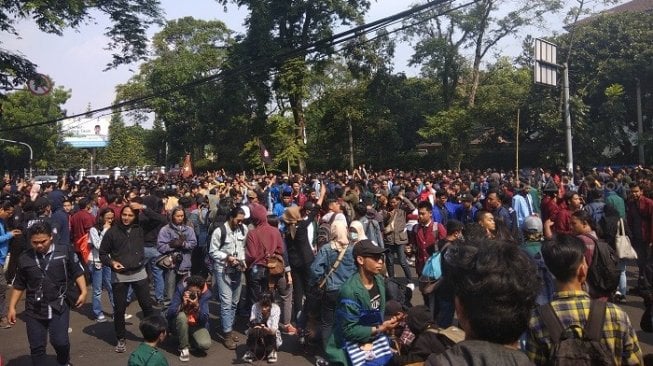 Gabungan mahasiswa menggelar aksi tolak Revisi UU KPK, di depan gedung DPRD Jawa Barat, Jalan Diponegoro, Bandung, Jawa barat, Senin (23/9/2019). (Suara.com/Aminuddin).