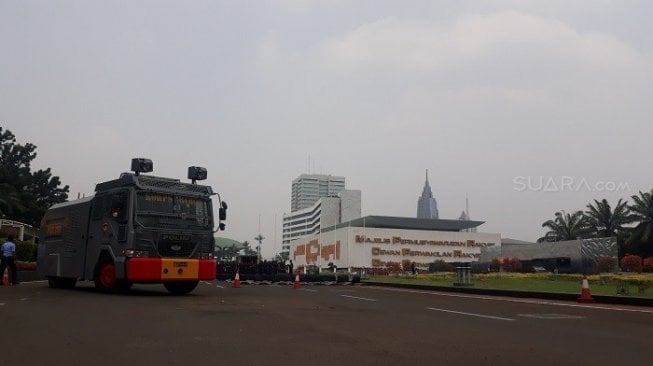 Kendaraan taktis dari Korps Brimob sudah bersiaga di DPR. (Suara.com/Novian).