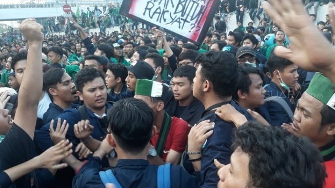 Mahasiswa tolak RUU KPK dan massa HMI bentrok di Gedung DPR RI. (Suara.com/Novian).