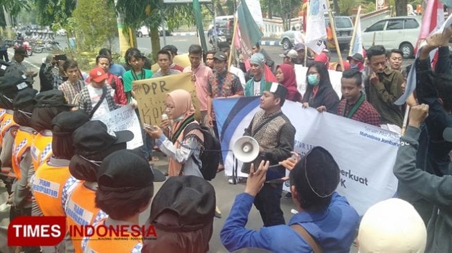 Tolak RUU KPK, Mahasiswa Geruduk Kantor DPRD Jombang