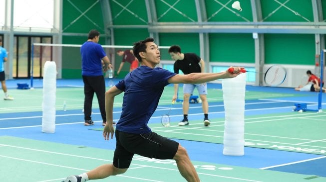 Pebulutangkis tunggal putra Indonesia, Jonatan Christie atau yang akrab disapa Jojo, berlatih jelang mengikuti turnamen Korea Open 2019. [Humas PBSI]