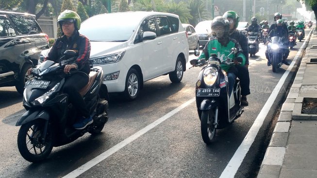 Jalur khusus sepeda di Jalan Imam Bonjol, Jakarta Pusat, diserobot oleh pengendara sepeda motor, Senin (22/9).[Suara.com/Oke Atmaja]