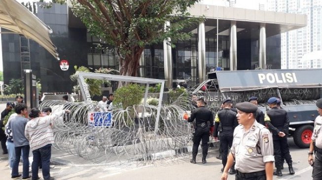 Perketat pengamanan, polisi pasang kawat berduri di luar halaman gedung KPK, Jakarta. (Suara.com/Welly Hidayat).