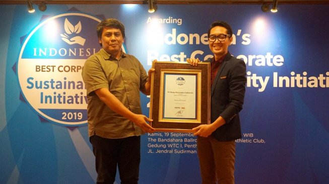 Senior PR & Brand Communications Manager PT SHARP ELECTRONICS INDONESIA, Pandu Setio menerima penghargaan IBCSI 2019. [Sharp Indonesia]