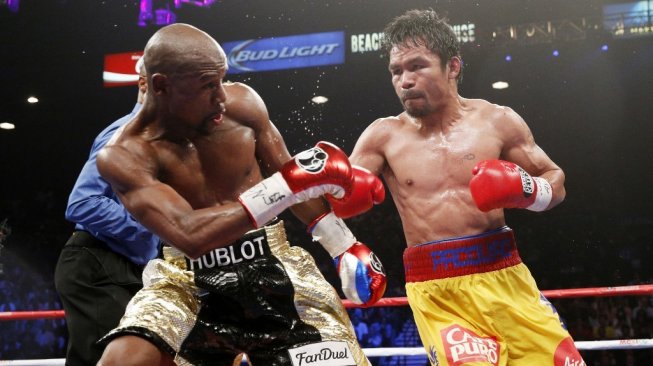 Ikon tinju dunia, Manny Pacquiao (kanan), saat berduel melawan Floyd Mayweather Jr. di MGM Grand Garden Arena, Las Vegas, Amerika Serikat pada, Sabtu (2/5/2015). [AFP/John Gurzinski]