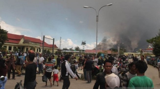 Warga Wamena mengungsi ke Polres Jayawijaya, pascademo yang berujung tindakan anarkis, Senin (23/9/2019). (Antara/Marius Frisson Yewun)