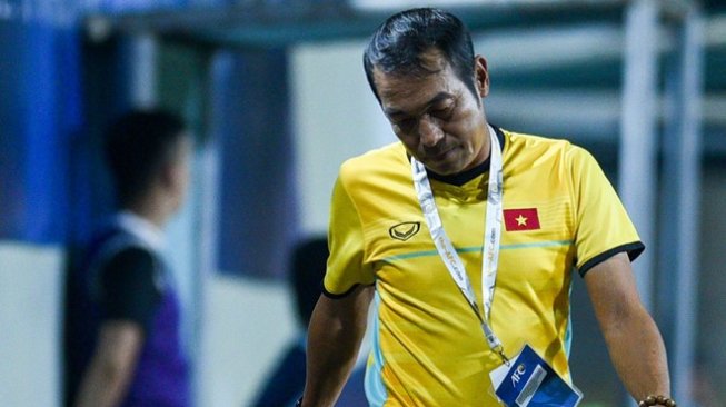Pelatih Timnas Vietnam U-16, Dinh The Nam terlihat lesu usai melihat anak asuhnya kalah di laga terakhir fase grup Kualifikasi Piala Asia U-16 menghadapi Australia. [Dok. Zing.vn / net]