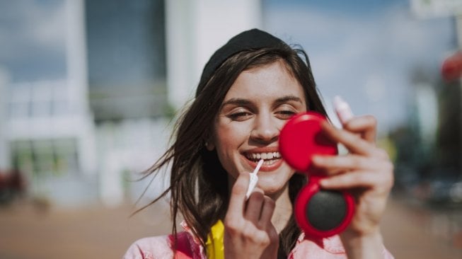 Cermin rias yang biasa digunakan kaum Hawa untuk berdandan [Shutterstock].