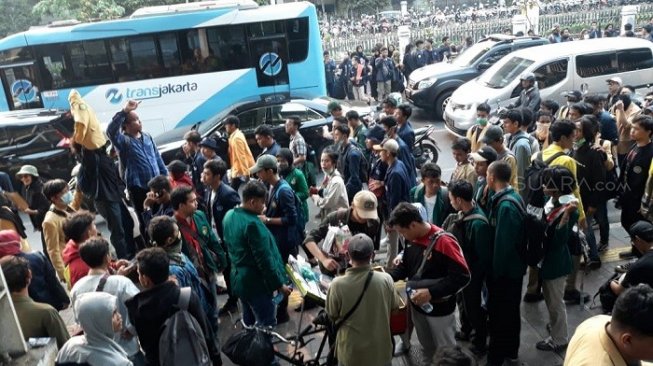 Rombongan mahasiswa datangi depan DPR RI turun dari commuter line di Stasiun Palmerah. (Suara.com/Novian).