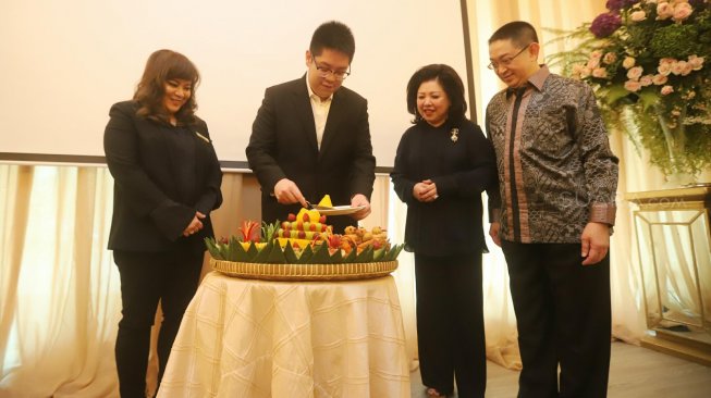 Komisaris PT ACR PRIME SPACE Calvin N Sulistyo (kedua kiri) memotong tumpeng saat Soft Opening Prime Space di Jakarta, Selasa (24/9). [Suara.com/Arya Manggala]