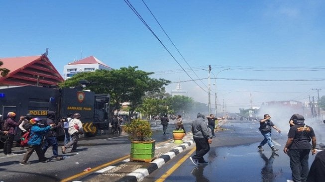 Mahasiswa yang berdemo di depan Kantor DPRD Provinsi Sulawesi Selatan dipukul mundur polisi. (Kabarmakassar).