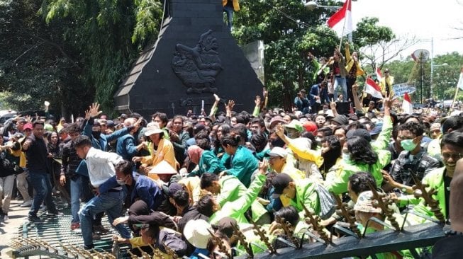 Ngotot Temui Ganjar, Mahasiswa Jebol Pagar Gedung DPRD Jateng