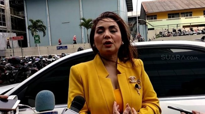 Jadi Guru Dadakan Selama Corona, Nia Daniaty Belajar Lebih Sabar