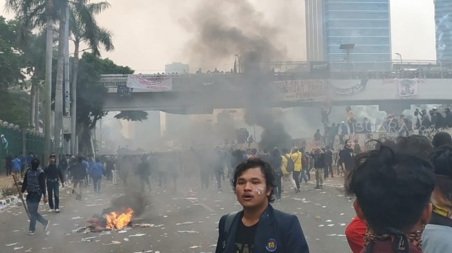 Brimob Serang Wartawati saat Liput Demo, Digebuk Tameng dan HP Dibanting