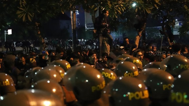 Barikade pengamanan dari petugas kepolisian saat aksi unjuk rasa mahasiswa di depan gedung DPR RI, Jakarta, Senin (23/9/2019). [Suara.com / Angga Budhiyanto]